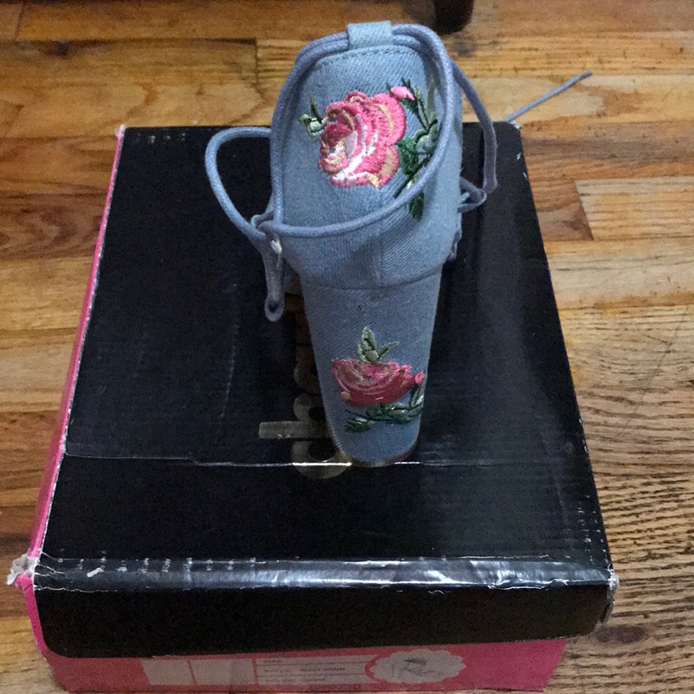 Charlotte Russe Rosy DNNM heels - Picture 3 of 3
